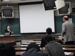 出席した教員や他大学生からの質問にも、丁寧に回答されています