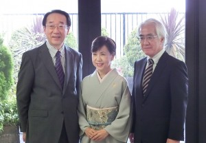 （左から）藤澤利治通教部長、田中優子総長、佐藤良一常務理事