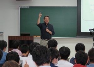 経済学部商業学科・新倉教授による模擬授業。 マーケティングについて、企業の実例を含めて解説しました。